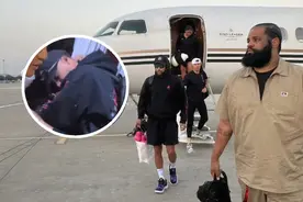 库里情绪失落！在机场低头不语，西安球迷太多，酒店大门被挤坏图片