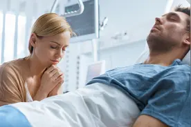 男性生殖器上长个疙瘩是怎么回事图片