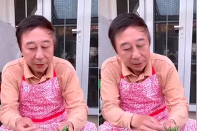 冯巩穿花围兜家中择菜！小葱堆满一桌面显凌乱，送徒弟地球仪过节图片