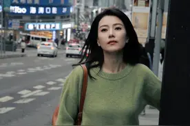高圆圆才是穿搭高手，宽松毛衣+阔腿裤，小肚腩大屁股都被藏起来图片