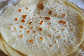 我家经常烙这大饼，能卷菜吃还能炒饼丝，面香味足又筋道，好吃图片