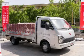 可拉货可搬家，搭载2.0L发动机，货箱长达3米8，带你看五菱龙卡图片