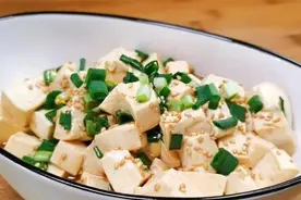 小葱拌豆腐在家学会这样做，葱香浓郁清淡爽口，上桌就光盘图片