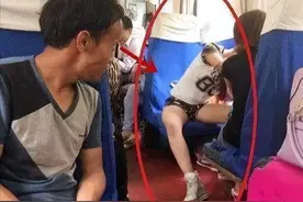 姑娘在车上穿短裤要注意坐姿，被乘客看光了还不知道，真尴尬图片