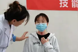 中医适宜技术进万家｜活动走进晋州市中医院 居民现场体验揪痧治疗咽喉痛图片