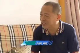 64岁大爷迷之自信，相亲时穿短裤，当场问出尴尬问题，惹怒对方图片