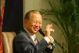 曾仕强：西方人的脑袋瓜是一条直线，中国人是一条会拐弯的线图片