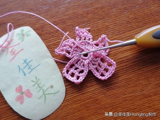 钩织了好几朵高颜值糖果色的可爱立体镂空花花,这是图文教程哦