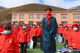 汇聚微光，传递希望：海澜之家“多一克温暖”公益为爱奔赴“天空之校”图片