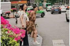 高圆圆现身成都街头被偶遇 与王真儿同框状态超好图片