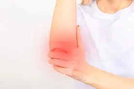 小伙子手肘长出大包，原来是它惹的祸……图片