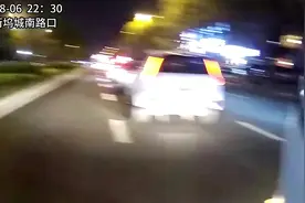 货车藏人，躲在篷布下和交警玩起“躲猫猫”图片