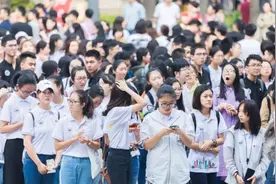 孙子被打到不敢上学,奶奶向打人学生下跪仍无用,谁应当为此负责？图片