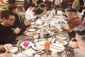 聚会上轮到你说“开场白”，记住这3句话，让大家对你都高看一眼图片