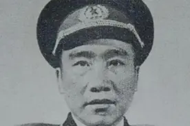 1955年全军大授衔时，一少将当场扯掉肩章，并发誓永远不穿军装图片