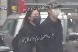 黄轩带女友高档商场购物，十指紧扣牵手过马路，穿情侣装好甜蜜图片