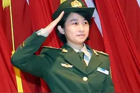 丈夫牺牲后，31岁女教师被“特招”入伍，并被授予少校警衔！图片