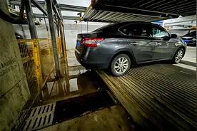 青春服务平台｜市民在青浦一商业地下车库“被坑”受伤，10天后，现场数十厘米宽的“大缝隙”仍不少图片