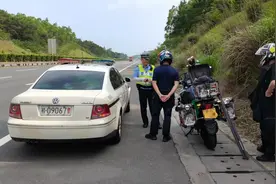 摩托车上高速 广西高速交警发现并处罚图片