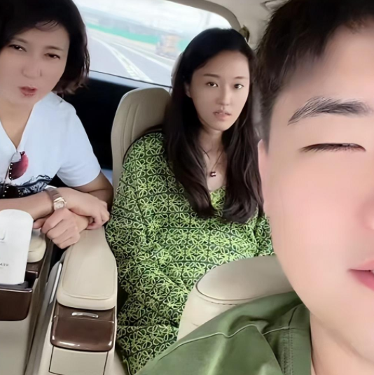 浏览林傲霏的社交动态,他在7月份晒过老婆的照片,那个时候徐梦迪小腹