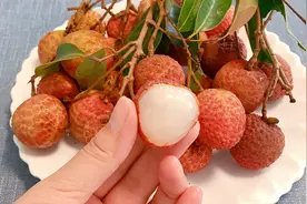 荔枝放两天就变黑？广东大叔：教你1招，放一个月也清甜多汁图片