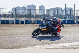 又轻又快好上手，2万内很能打—无极250RR动态评测图片