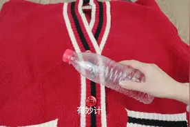 衣服粘毛不用买滚刷，教你妙招，只用一个水瓶，衣服上毛发全跑光图片
