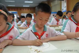 一位优秀班主任分享的班级管理经验 现场的同行掌声不断 听傻了图片