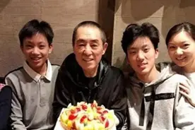 事实证明，11年前举报张艺谋“超生”的何珺，早已被娱乐圈抛弃！图片