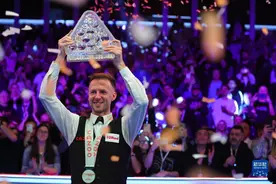 特鲁姆普二度加冕斯诺克大师赛冠军图片