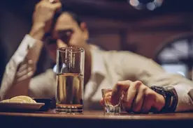 为什么喝酒会上瘾？喝酒只要不过量就没有问题吗？一文讲明白图片