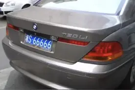 宝马挂价值352万车牌，车主为了保住牌照，请私人保姆护理图片