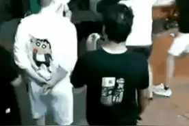 解读河南宜阳烧烤店案件，背印蜡笔小新图案的男青年，是个聪明人图片