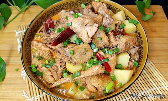 四川人做的土豆烧鸡就是不一样，味道麻辣鲜香，汤汁泡饭也特别香