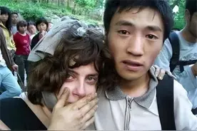 汶川地震中，四川小伙救下以色列女孩，苦寻恩人13年后，他们终于“重逢”了……图片