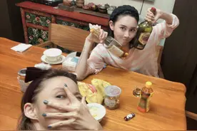 张歆艺与朱洁静七夕节聚餐，深夜亲自为好友下厨，老公袁弘作陪图片