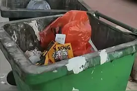 离谱！女子点外卖故意填写较近地址，骑手接连被忽悠气愤扔掉外卖图片