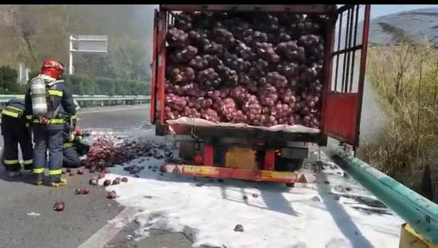 洋葱烧成“洋葱卷”，多部门联合紧急救援保畅通