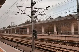 成兰铁路的两座车站，选址偏僻，其中一座还更加奇葩，真是无语。图片