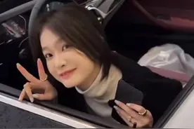 王思聪21岁新女友飞升，送亲爹50万豪车，手提10万包无名指戴戒指图片