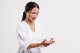 女性年过50后，为何晨起手指会出现僵硬、疼痛等现象？一文科普图片