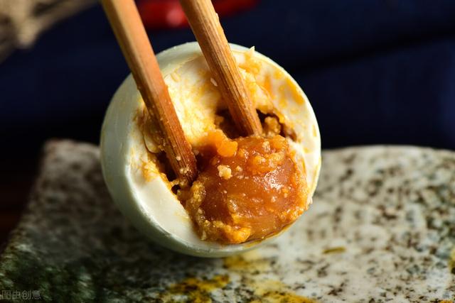 鸡蛋、鸭蛋、鹅蛋和鹌鹑蛋，谁的营养价值高？提醒：少吃这2种蛋