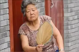 看北京街头老太太穿搭，我发现：衣装干净、发花白，到老优雅气质图片