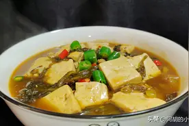 酸菜炖豆腐：这菜是“米饭杀手”！酸香开胃，炖一炖就出锅，美味图片