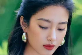 杨采钰晒性感泳装照，前凸后翘大秀性感身材，后腰纹身半露抢镜头图片