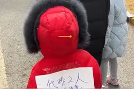 山东小女孩排队做核酸，背后的字条让人泪目，网友：有担当图片