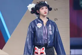 关晓彤的“狐妖”造型挺可爱，穿短牛仔裙有活力，大长腿着实吸睛图片