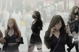 女生为什么总喜欢在大腿上绑“带子”，这真的好看吗？（漫画）图片