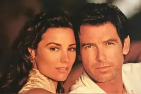 最帅007布鲁斯南身家49亿，独宠胖260斤的妻子28年，不许她减肥图片