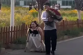 情侣即将大学毕业，男生求婚残疾女友，网友评论点透当代爱情观！图片